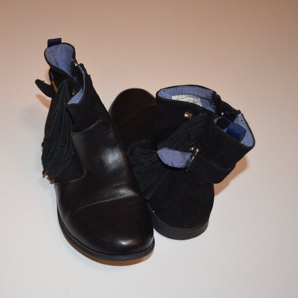 TOMMY HILFIGER Andrea Short Side Fringe Black ManMade Flats Decors Boots Girls 4 - Picture 2 of 9